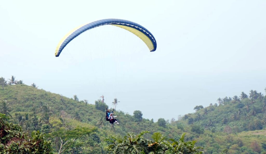 Utusan Khusus Presiden Nikmati Sensasi Terbang di Batu Alif Paragliding, Bakauheni