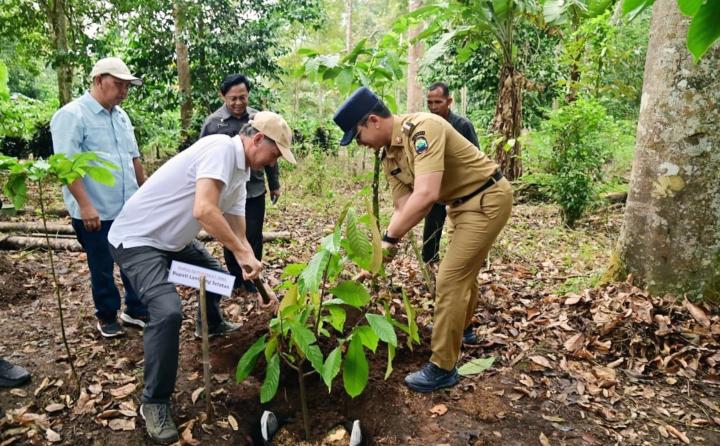 3.000 Bibit Kopi–Kakao Dibagikan, Menko Zulkifli Hasan Minta Petani Jaga Gunung Rajabasa: “Hutan Lindung Tidak Boleh Diapa-apakan”